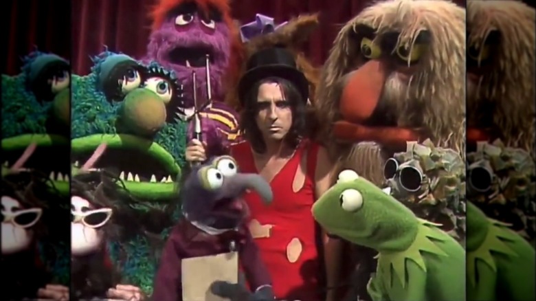 Alice Coooper posing with Muppets on The Muppet Show