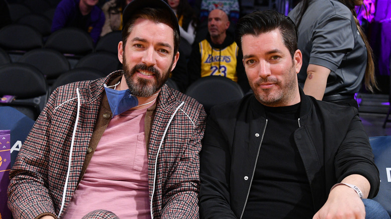 Drew Scott and Jonathan Scott posing at basketball game