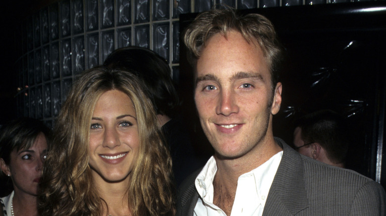 A photo of Jay Mohr and Jennifer Aniston