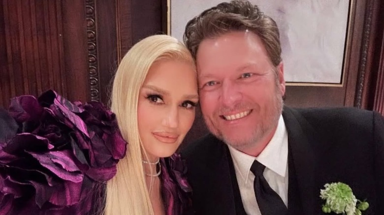 Gwen Stefani and Blake Shelton pressing the sides of their foreheads together in a selfie
