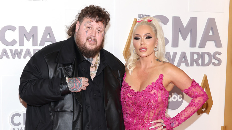 Jelly Roll and Bunnie Xo posing at the CMA  Awards in 2022
