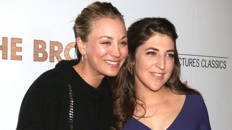 Kaley Cuoco with arm around Mayim Bialik