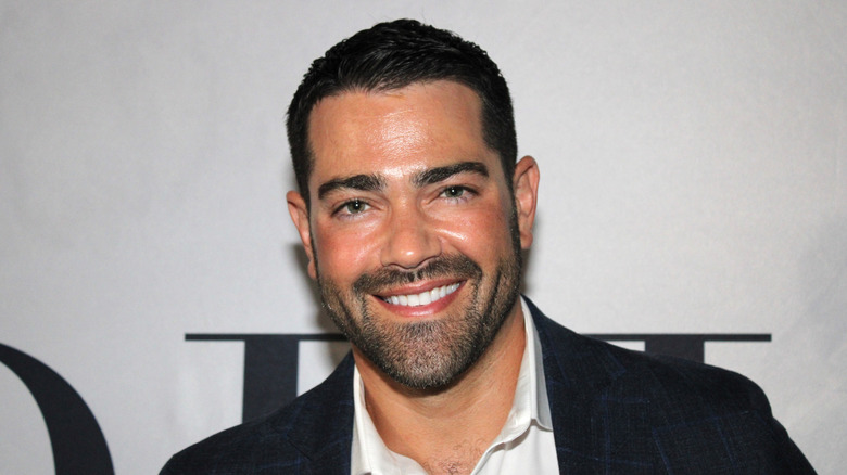Jesse Metcalfe posing at an event