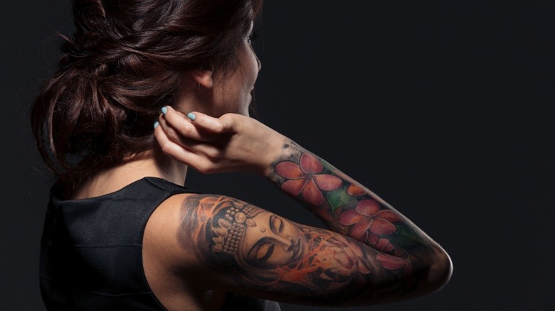 Frau mit Tattoo-Ärmel