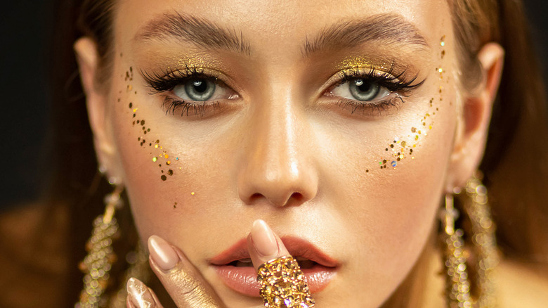 From rhinestones to fox-eyes: Beauty trends of 2021 that we want to take  into 2022 - Culture - Images