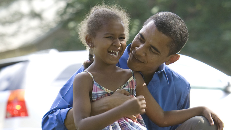 Sasha Obama and Barack Obama at a picnic