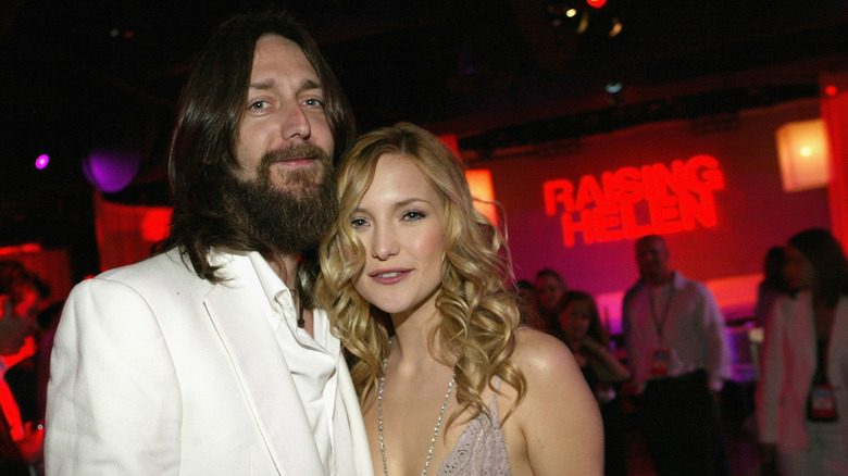 Kate Hudson and Chris Robinson smiling at an event for "Raising Helen" in 2004