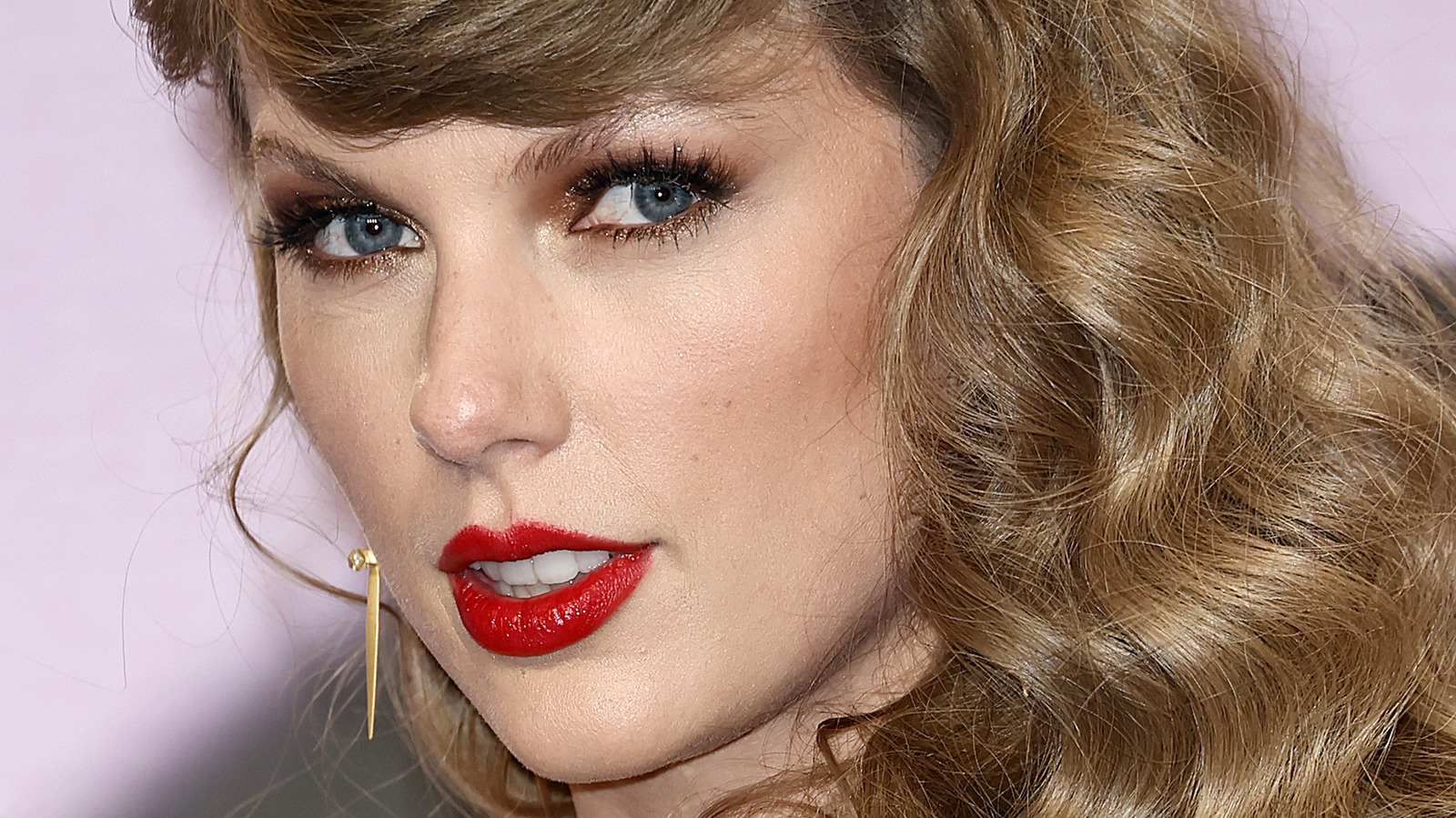 Why Fans Are so Obsessed With Taylor Swift's Love Life: Experts