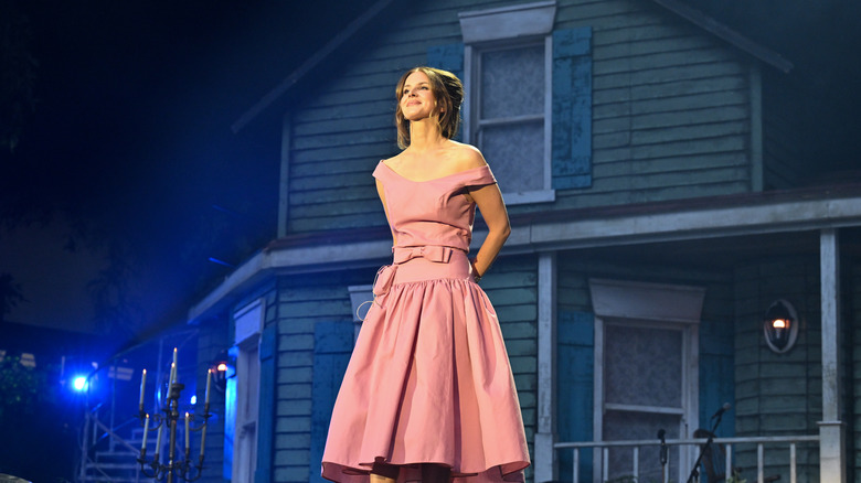 Lana Del Rey in a pink dress during her concert