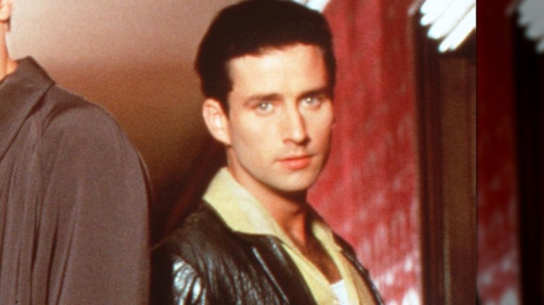 Glenn Quinn posing with the cast of Angel