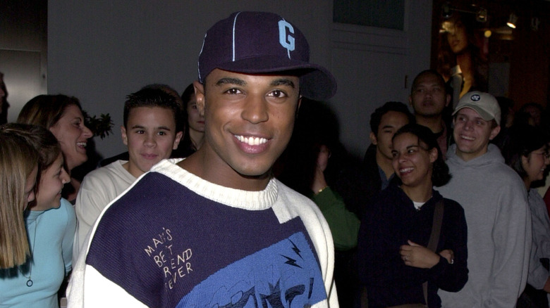Merlin Santana posing in front of a crowd of people