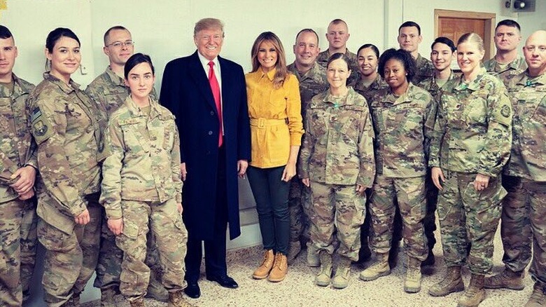 Melania Trump poses with Donald Trump and a large group of soldiers