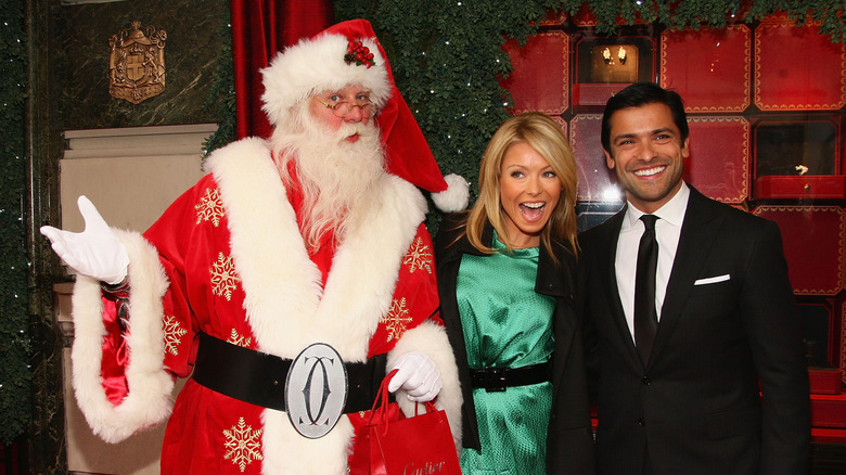Kelly Ripa and Mark Consuelos with Santa in 2008