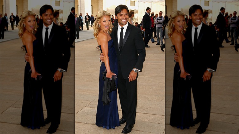 Kelly Ripa and Mark Consuelos posing in 2009