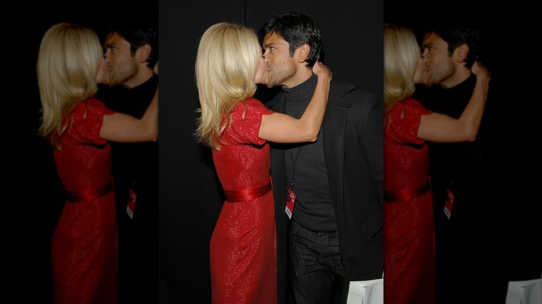 Kelly Ripa and Mark Consuelos kissing in 2007