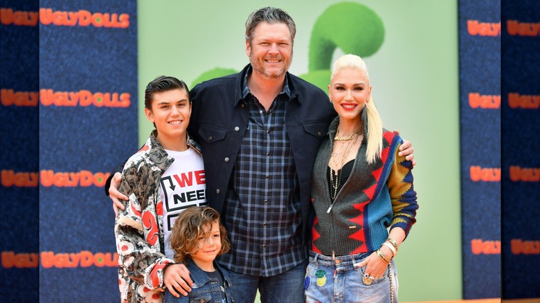Kingston and Apollo Rossdale posing with Blake Shelton and Gwen Stefani