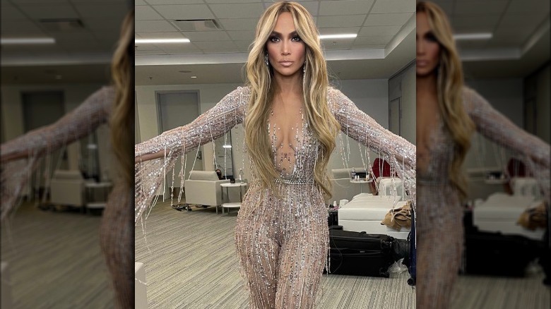 Jennifer Lopez with long waves