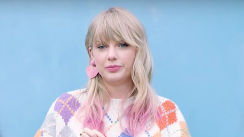 Taylor Swift with pink ends, bangs