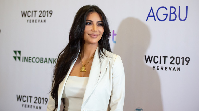 Kim Kardashian rocking the S-bend