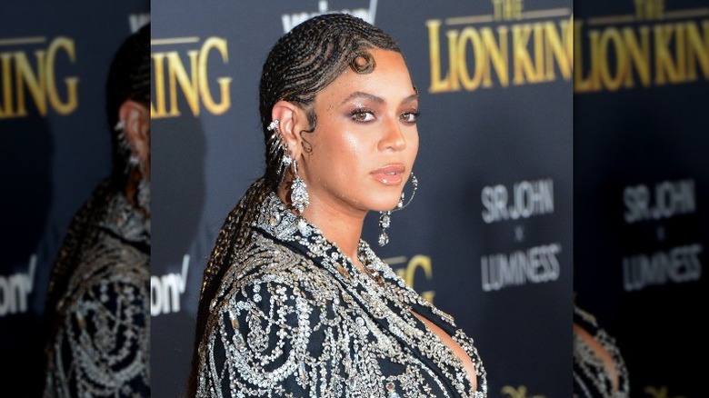 Beyoncé posing