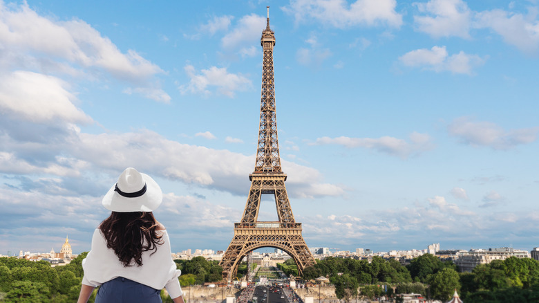 woman looking at the Eiffel Tower