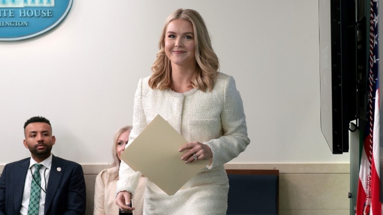 Karoline Leavitt arrives for a White House press briefing at the White House (2025)