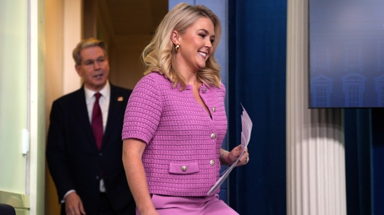 Karoline Leavitt arrives for a daily press briefing at the White House in Washington, DC (2025)