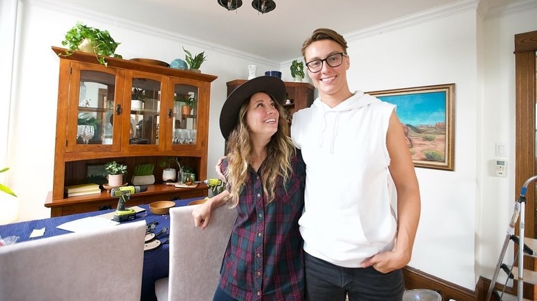 (l-r): Davina Thomasula and Kristin Leitheuser posing in a living room.