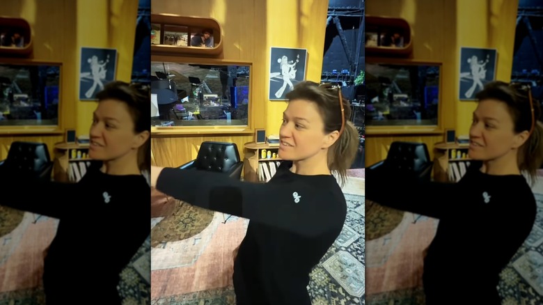 Kelly Clarkson on stage makeup-free