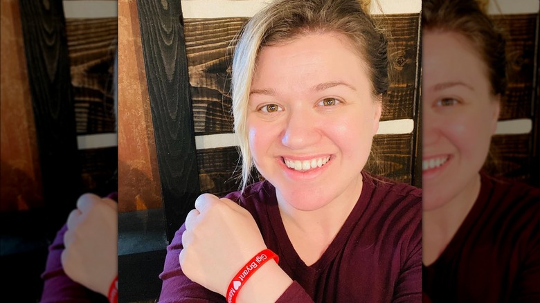 Kelly Clarkson makeup-free red shirt