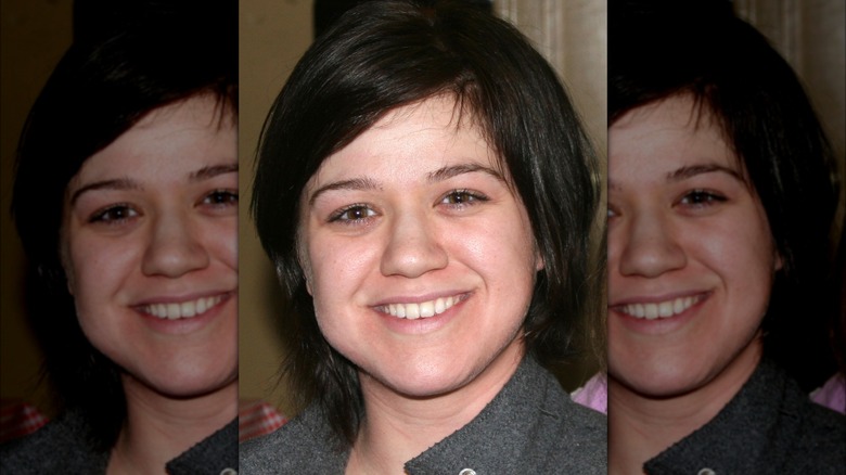 Kelly Clarkson makeup-free short dark bob