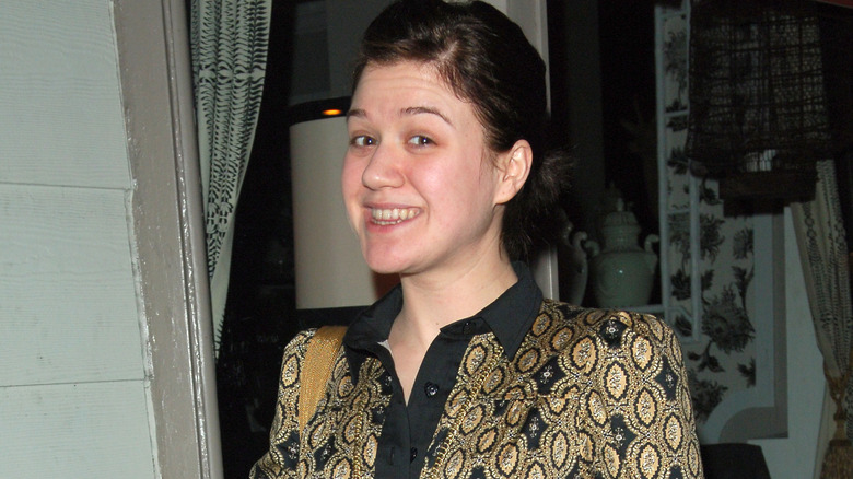 Kelly Clarkson dark hair pattern dress makeup free