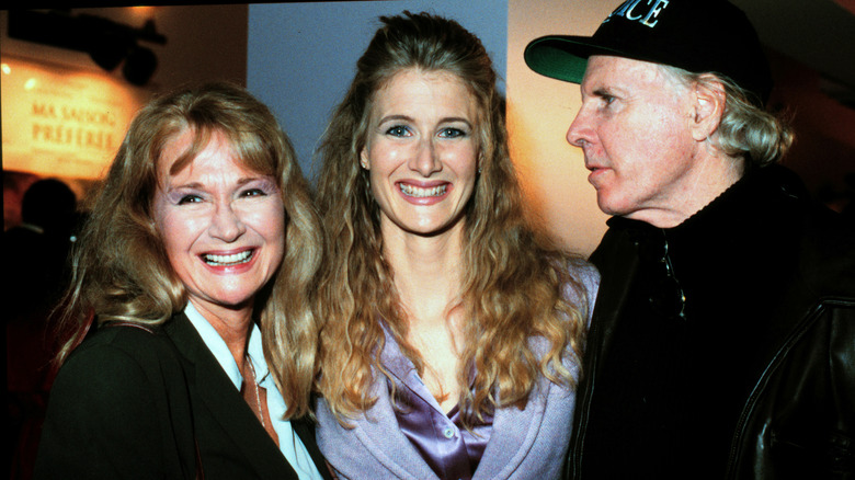 Diane Ladd, Laura Dern, Bruce Dern poses for photos at the premiere of Citizen Ruth in Los Angeles, California in 1997.