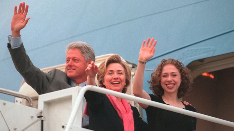 Chelsea, with Bill and Hillary Clinton, boarding Air Force One