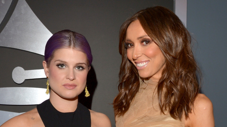 Kelly Osbourne and Giuliana Rancic standing together at the Grammys.