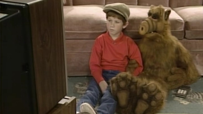 Benji Gregory as Brian Tanner, sitting next to the ALF puppet