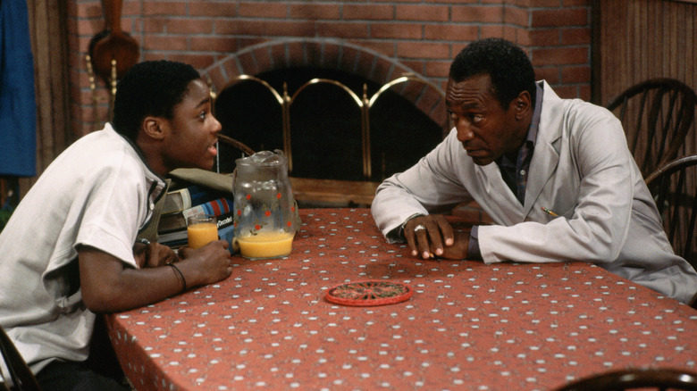 Malcolm Jamal Warner and Bill Cosby around the kitchen table on The Cosby Show