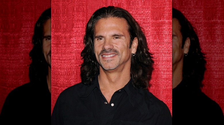 Lorenzo Lamas with long hair and a black shirt in 2010