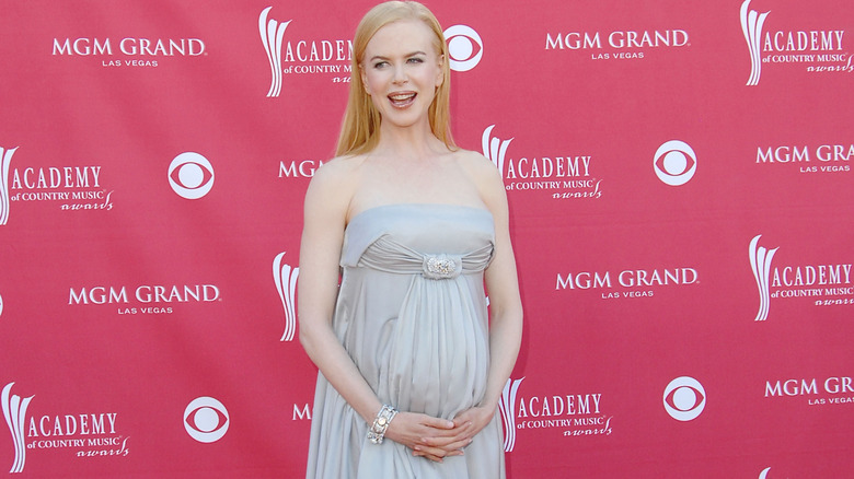 Nicole Kidman posing while pregnant at the Academy of Country Music Awards