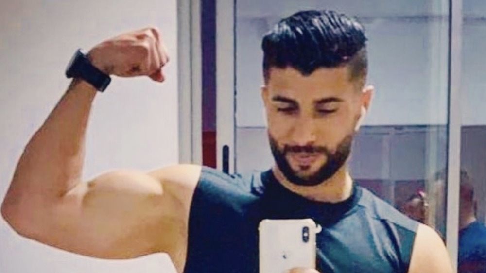 Aladin flexing in an Instagram photo