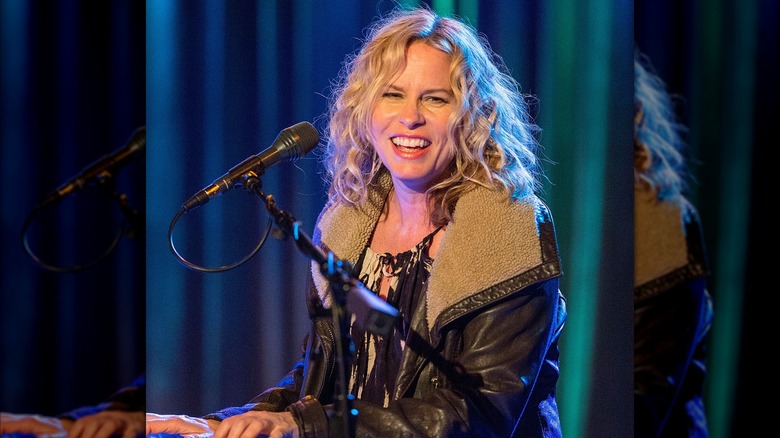 Vonda Shepard playing a concert