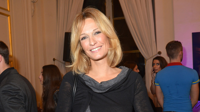 Karen Mulder tilting her head and smiling