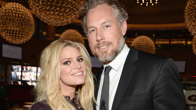 Jessica Simpson and Eric Johnson posing for photos