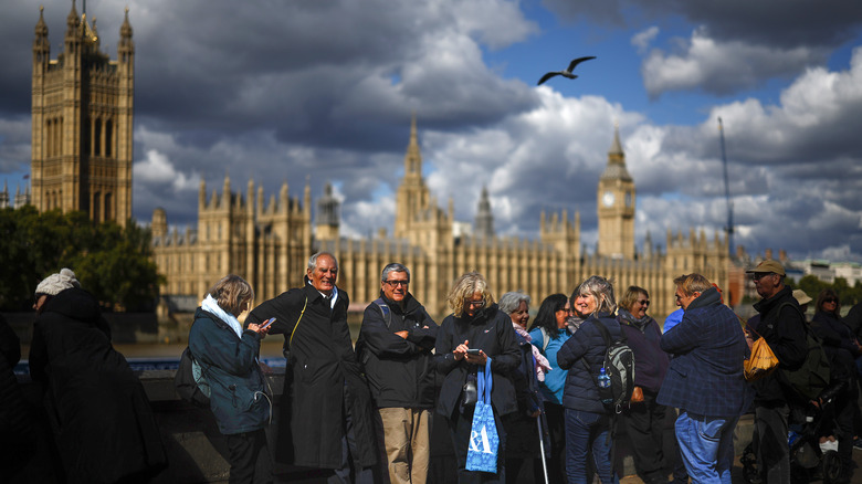 Lines of people wait to pay their respects to Queen Elizabeth II