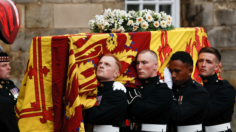 the queen's coffin carried in scotland