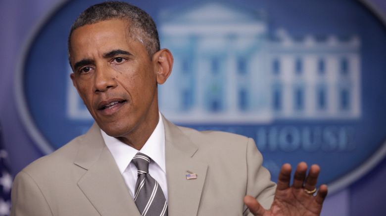 obama putting hand up at press conference