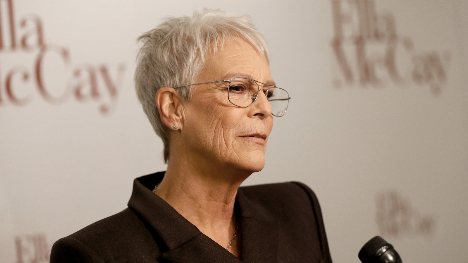 <a href="https://www.thelist.com/2225402/jamie-lee-curtis-robert-carradine-past-first-love/" target="_blank">A Look Back At Jamie Lee Curtis’ Past With ‘First Love’ Robert Carradine</a>