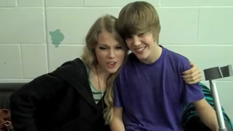 Justin Bieber and Taylor Swift hugging while talking about Justin Bieber's foot injury (2009)