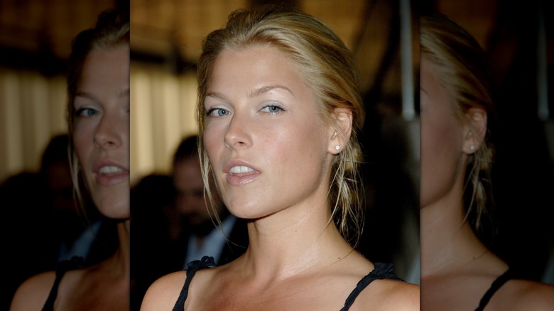 Ali Larter wears blue eyeshadow and clear lip gloss.