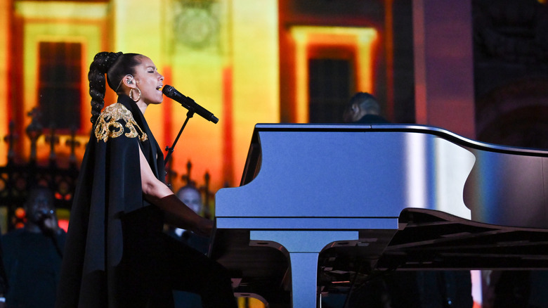 Alicia Keys playing piano and singing at the Platinum Jubilee's "Party at the Palace"